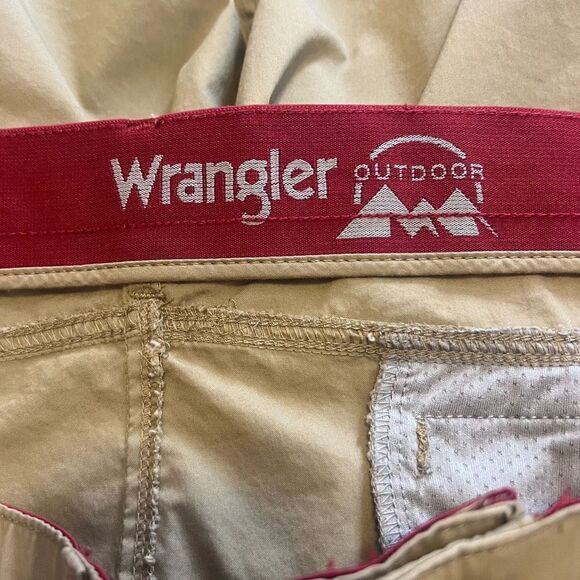 Wrangler Outdoor Khaki Shorts with Elastic Waistband. Size 48. Good Condition! - Picture 2 of 6